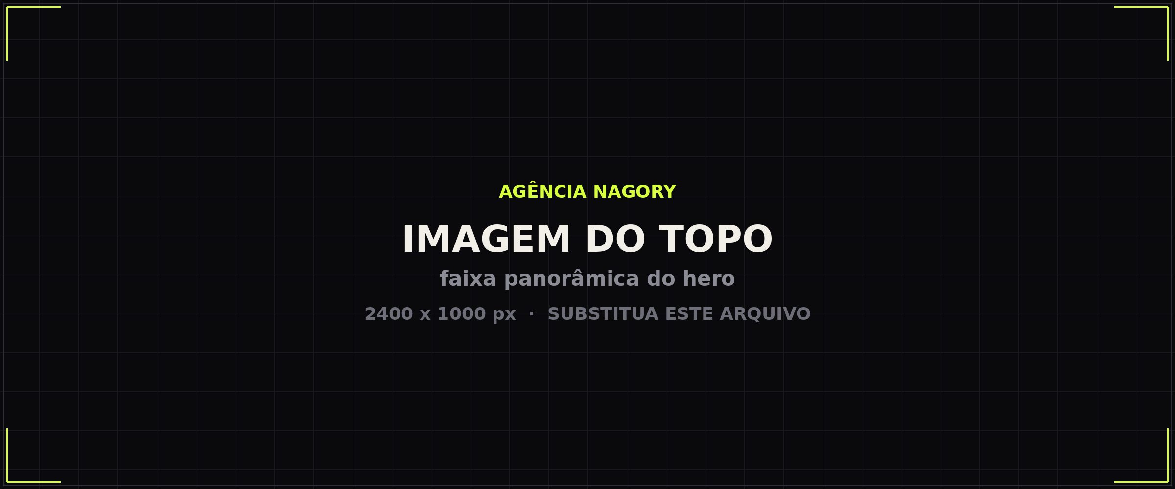 Layout de uma landing page sendo desenhado em tela, ao lado de anotações de projeto