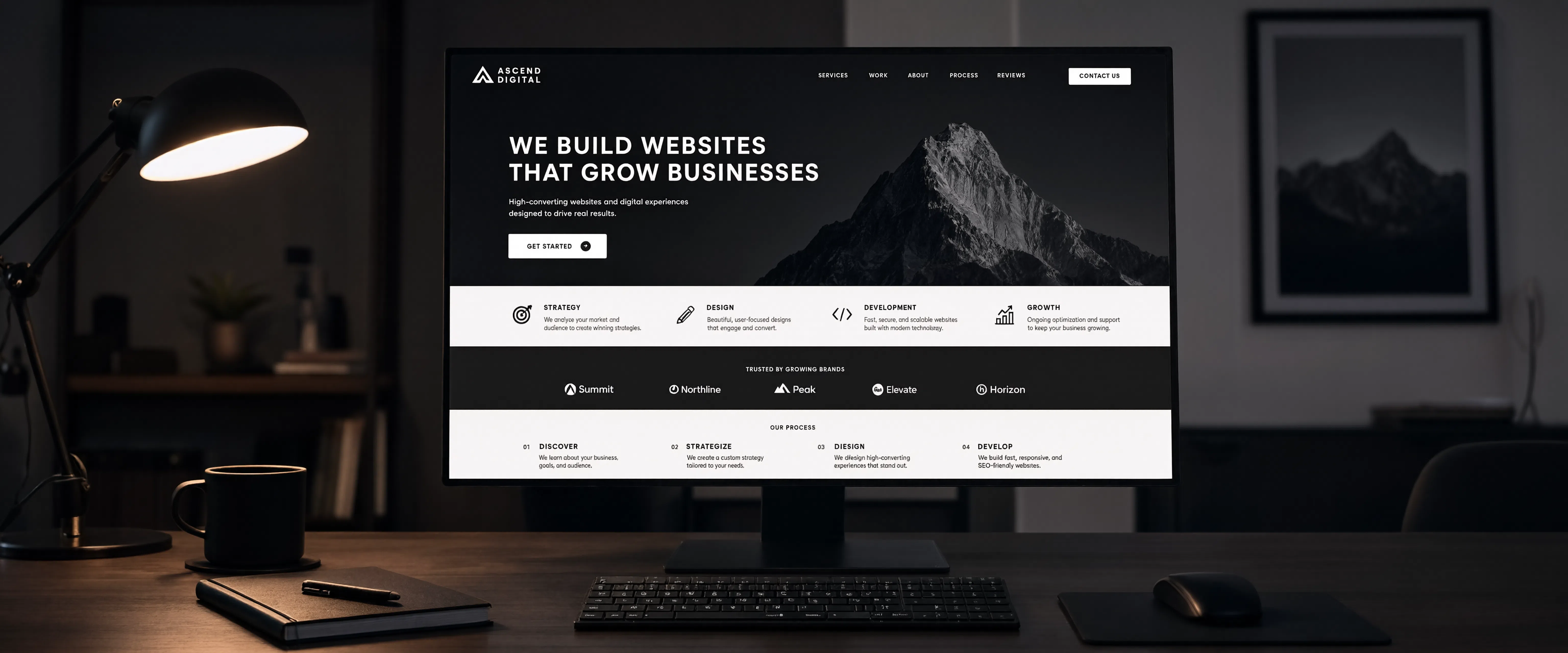 Layout de uma landing page sendo desenhado em tela, ao lado de anotações de projeto